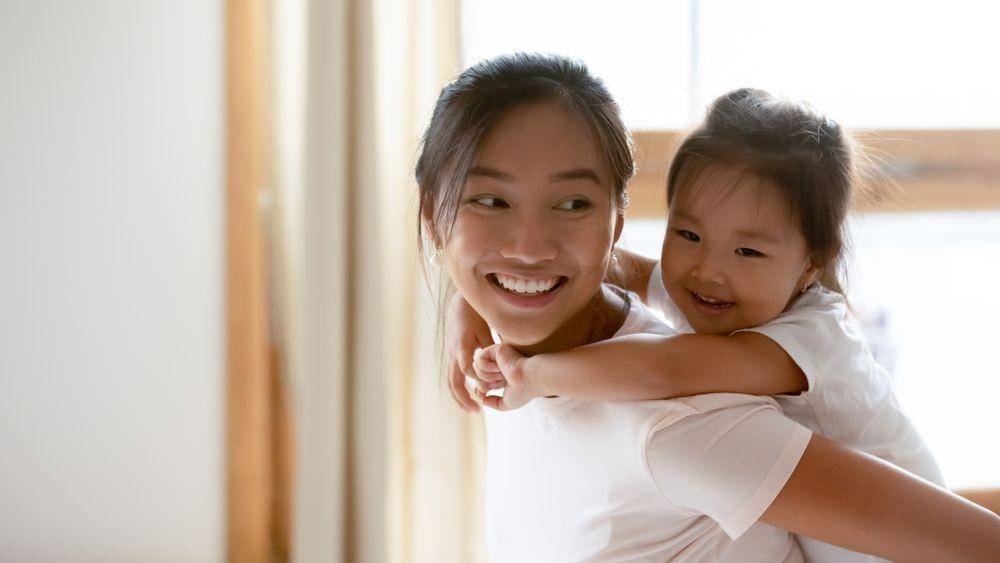 Ilustrasi Mama muda bermain bersama anaknya (Shutterstock/fizkes)