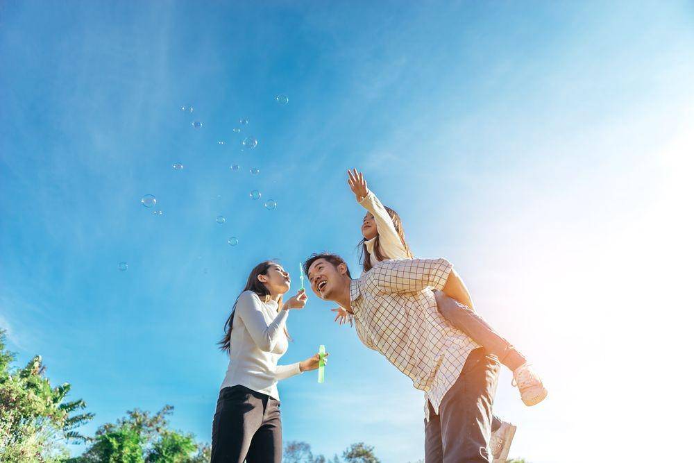 Ilustrasi keluarga sedang bermain bersama (Shutterstock/BR Photo Addicted)