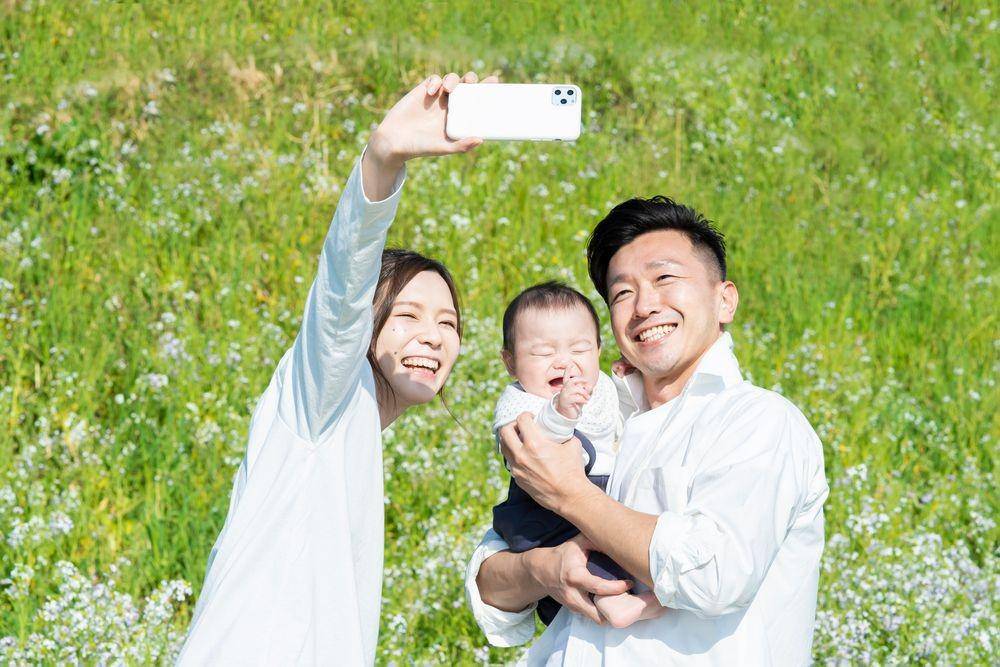 Seorang Mama yang suka foto-foto (Shutterstock/wear it out)
