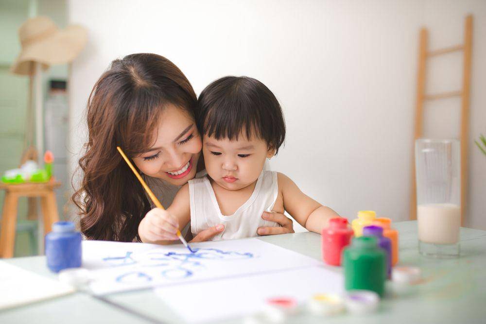 Ilustrasi Mama muda bersama anaknya (Shutterstock/Makistock)