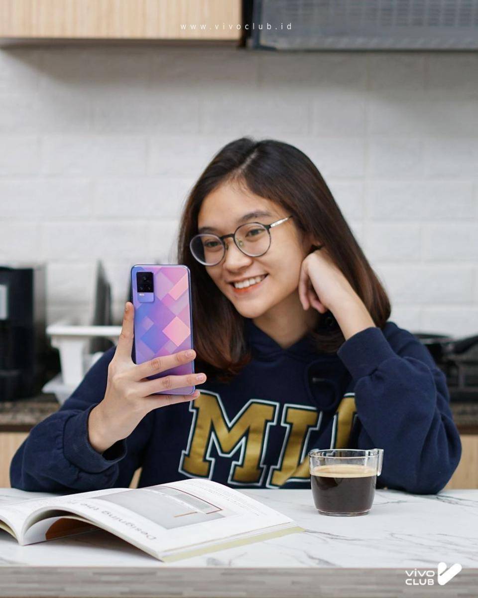 pemakaian smartphone vivo V21 (instagram.com/vivoclub.id)