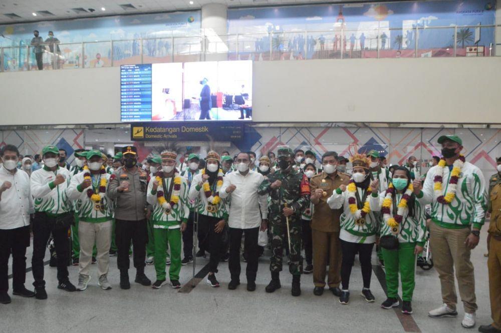 Gubernur Sumut, Edy Rahmayadi bersama Kapolda Sumut, Irjen Panca Simanjuntak menyambut atlet NPC Sumut di Bandara Kualanamu, Senin (15/11/2021). (Dok.IDN Times/istimewa)