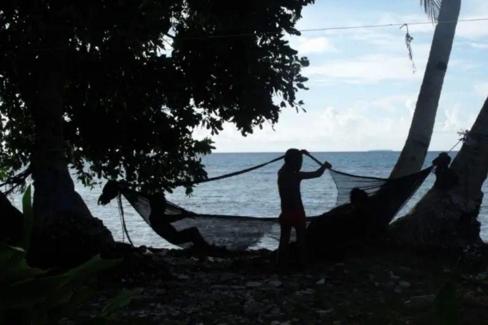 Penduduk Tuvalu dalam kegiatan hariannya. (inspiredbymaps.com)