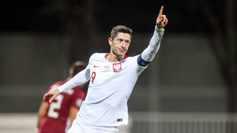 Robert Lewandowski melakukan selebrasi usai mencetak gol. (fcbayern.com)