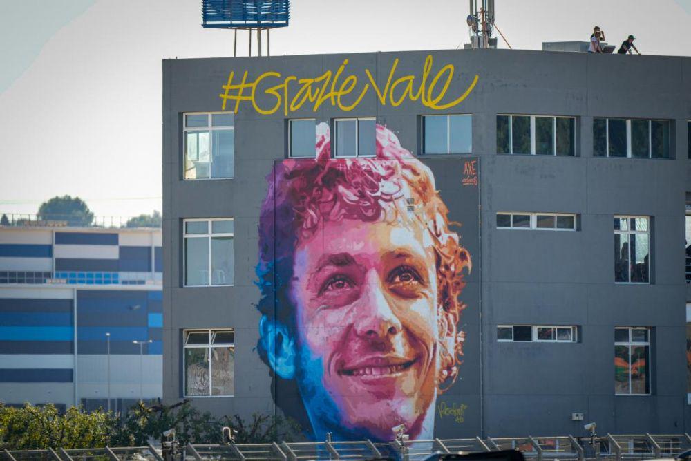 mural wajah Valentino Rossi (motogp.com)