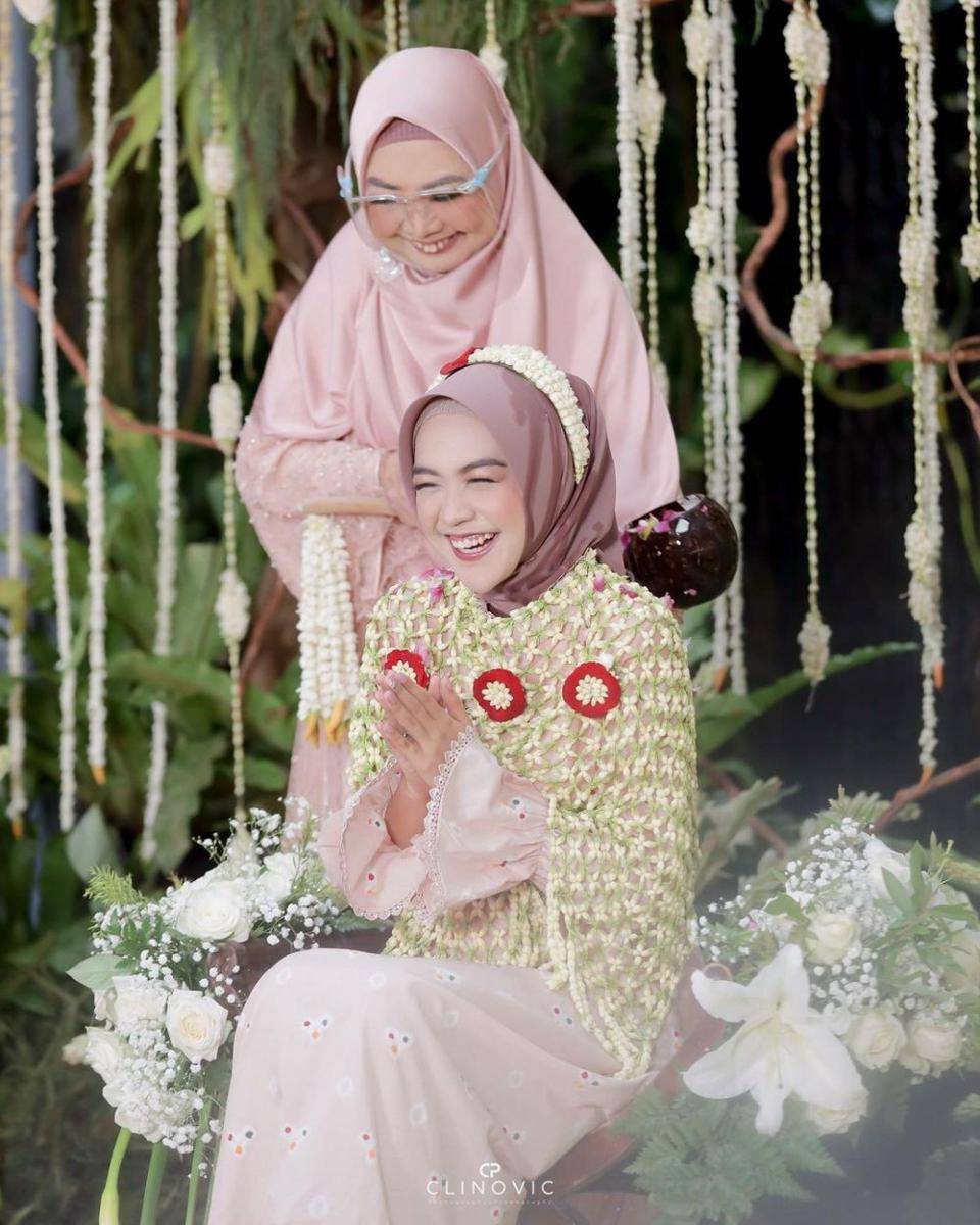 Siraman Ria Ricis. (Clinovic Photography via Instagram.com/riaricis1795)