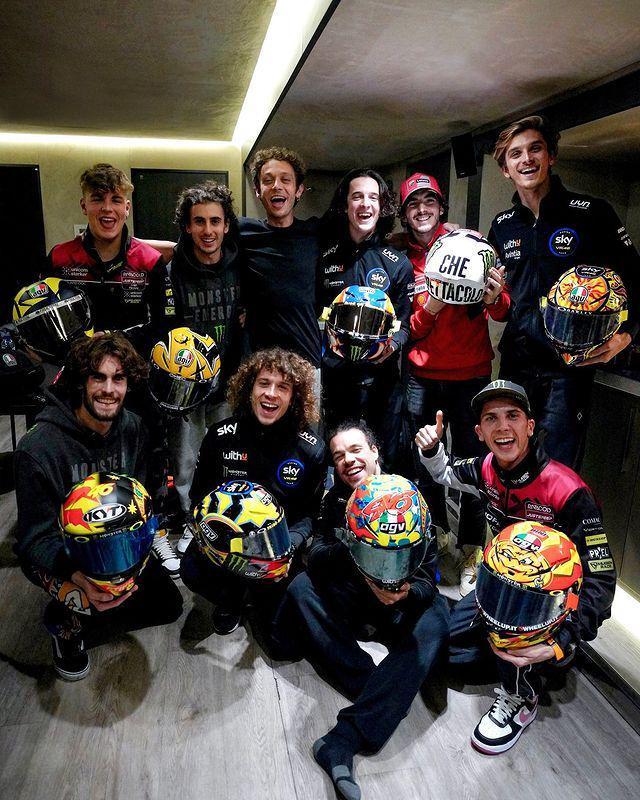 Valentino Rossi dan para pembalap VR46 Academy. (instagram.com/vr46ridersacademyofficial)