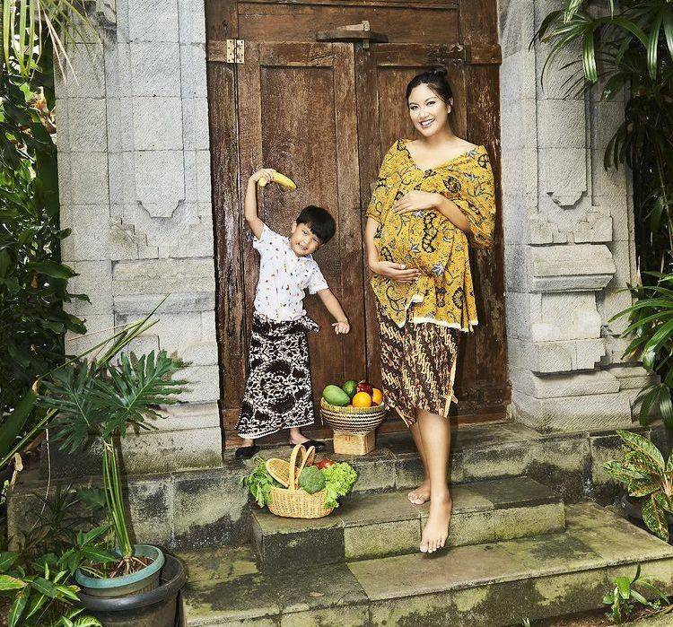 Maternity Nadine Chandrawinata, Zivanna Letisha, Dea Rizkita (Instagram.com/dennytjan)