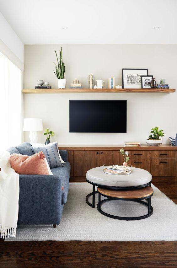Ide ruang keluarga dengan TV (dartstudio.ca)