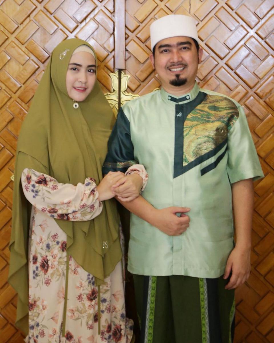 Ustaz Solmed dan April Jasmine (instagram.com/ustad_solmed/)