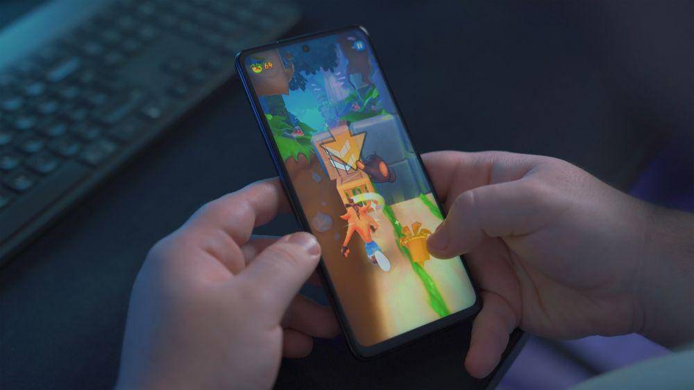 ilustrasi memainkan game di HP (unsplash.com/Onur Binay)