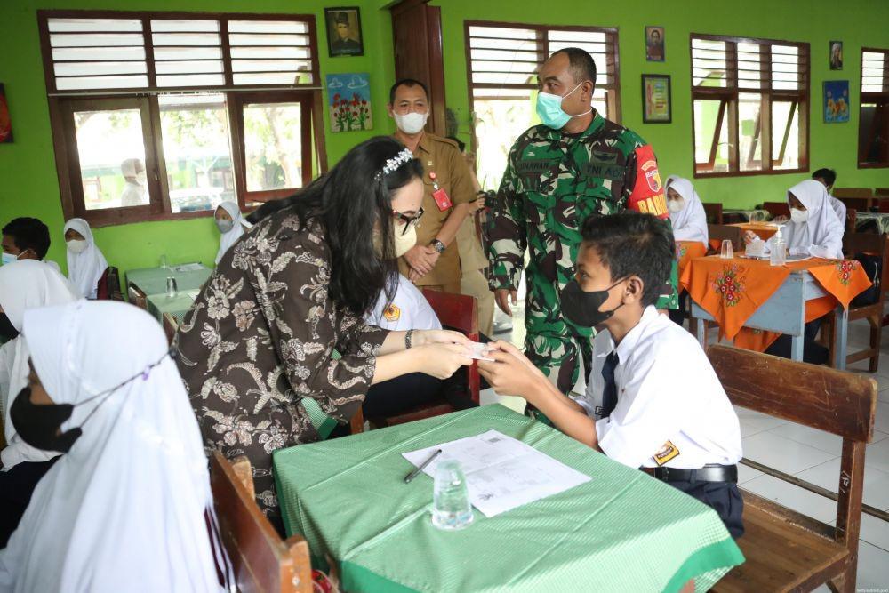 Pemerintah Kabupaten Kediri melalui Dinas Pendidikan Kabupaten Kediri menggelar acara penyerahan bantuan sosial pendidikan Gerakan Nasional Orang Tua Asuh (GNOTA) di SMPN 1 Banyakan (15/11/21). (Dok. Pemkab Kediri)