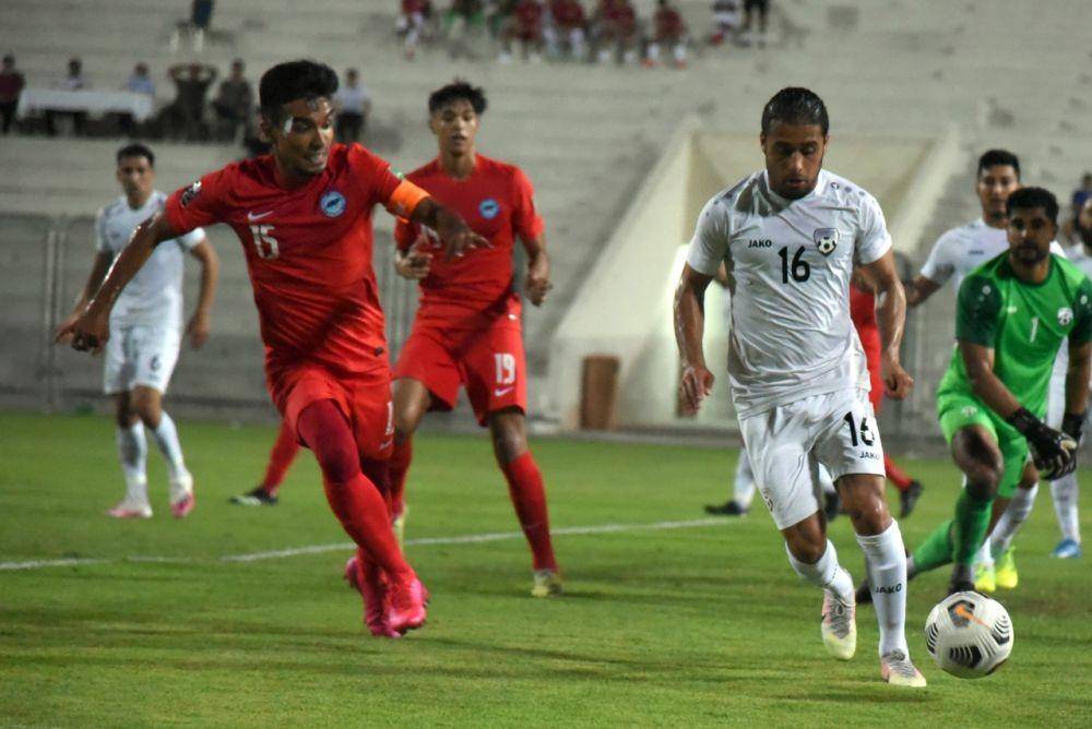 Timnas Afganistan enggan kibarkan bendera dan nyanyikan lagu kebangsaan Taliban saat bersua Timnas Indonesia, Selasa (16/11/2021). (straitstimes.com).