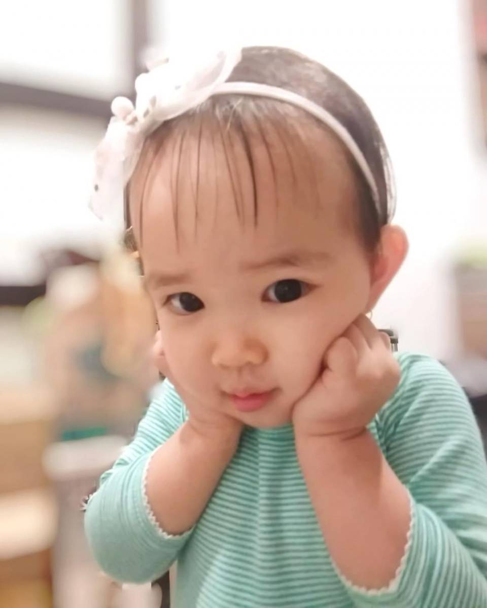 pose gemas Ariella (instagram.com/ariellalenorawiguna)