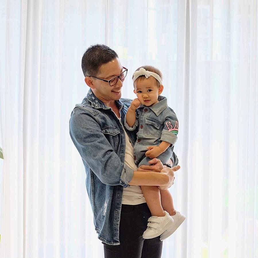 Ariella tampil kompak bareng papa tercinta. (instagram.com/ariellalenorawiguna)