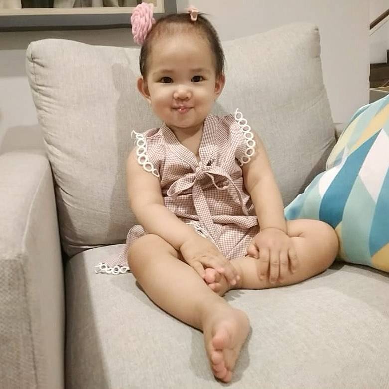 Ariella yang manis saat duduk santai. (instagram.com/ariellalenorawiguna)