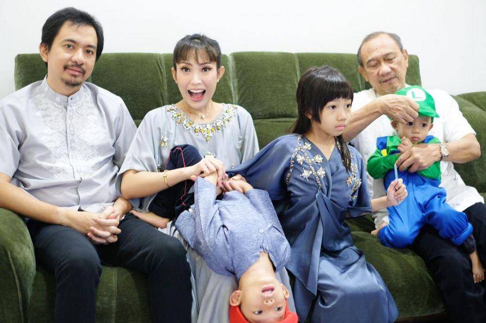 potret keluarga Ayu Dewi (instagram.com/mrsayudewi)