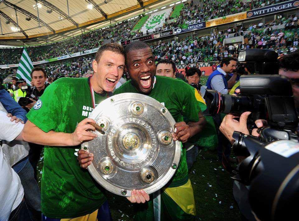 Edin Dzeko dan Grafite mengangkat trofi Bundesliga. (twitter.com/VfLWolfsburg_PT)