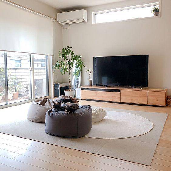 Ide ruang keluarga dengan TV (roomclip.jp)