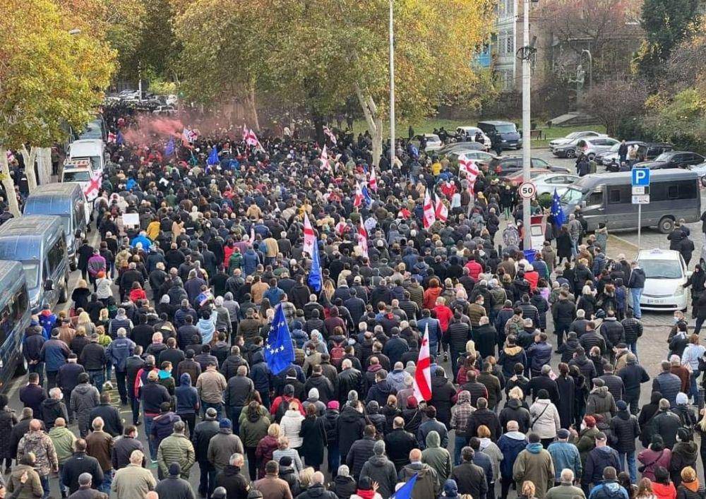 Suasana demonstrasi desak pemindahan Saakashvili di Tbilisi, Georgia pada Senin (15/11/2021). (twitter.com/CeyhunAsirov)