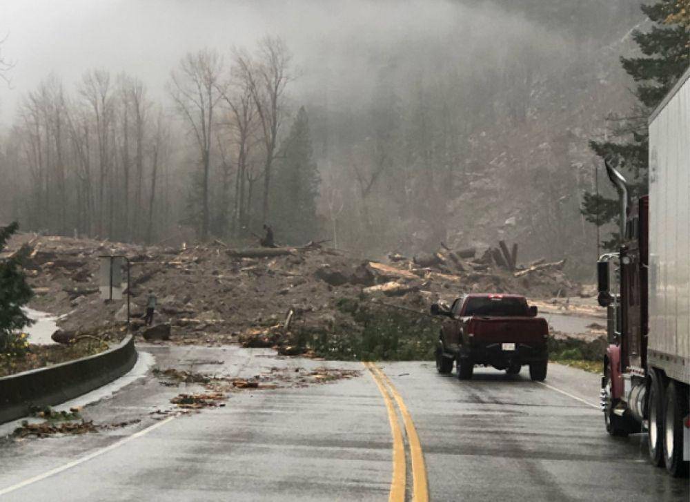 Tanah longsor di British Columbia, Kanada pada Minggu (14/11/2021). (twitter.com/ccdacre)