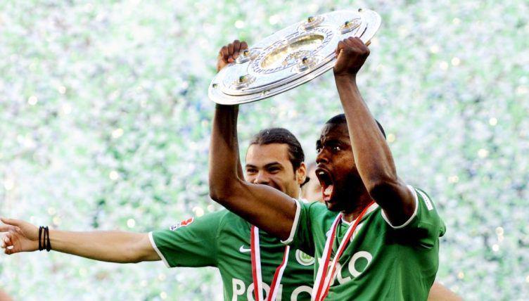 Grafite mengangkat trofi Bundesliga. (planetfootball.com)