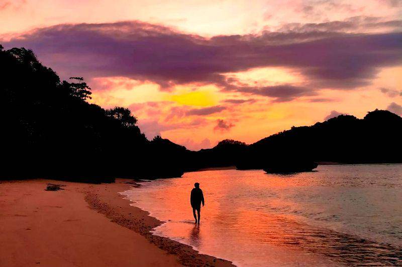 Pantai Teluk Asmoro (instagram.com/muhonyfahreza)