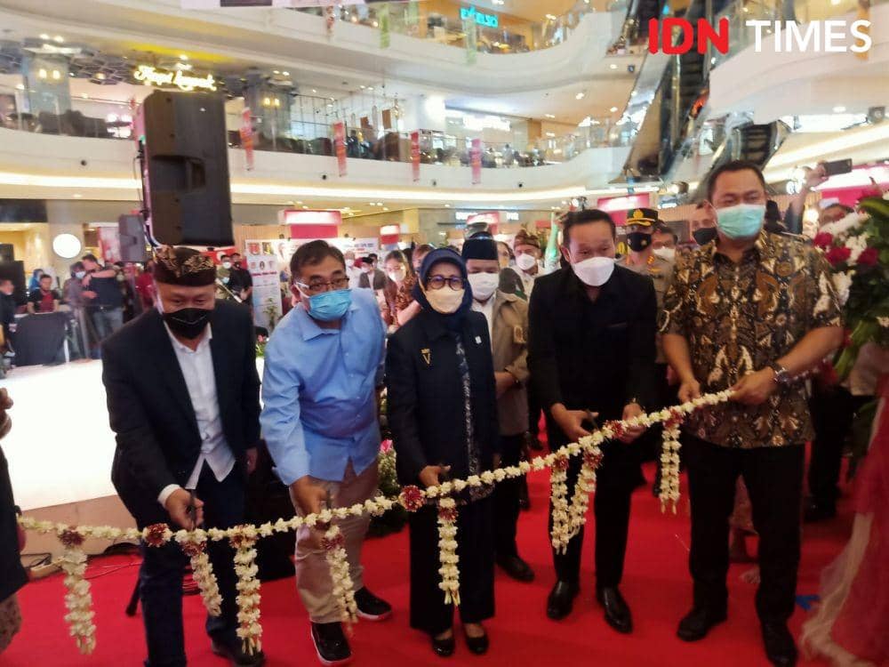 Ketua Komnas HAM, Ahmad Taufan Damanik (paling kiri) dan jajaran stakeholder Pemkot Semarang membuka Ormas dan NGO Expo di Mal Paragon Semarang, Selasa (16/11/2021). (IDN Times/Anggun Puspitoningrum)
