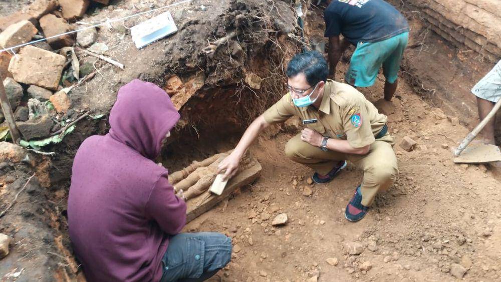 Penemuan Arca Mahakala saat eksvakasi situs Pandegong Dusun Kwasen Desa Menganto, Kecamatan Mojowarno Jombang. IDN Times/Zainul Arifin