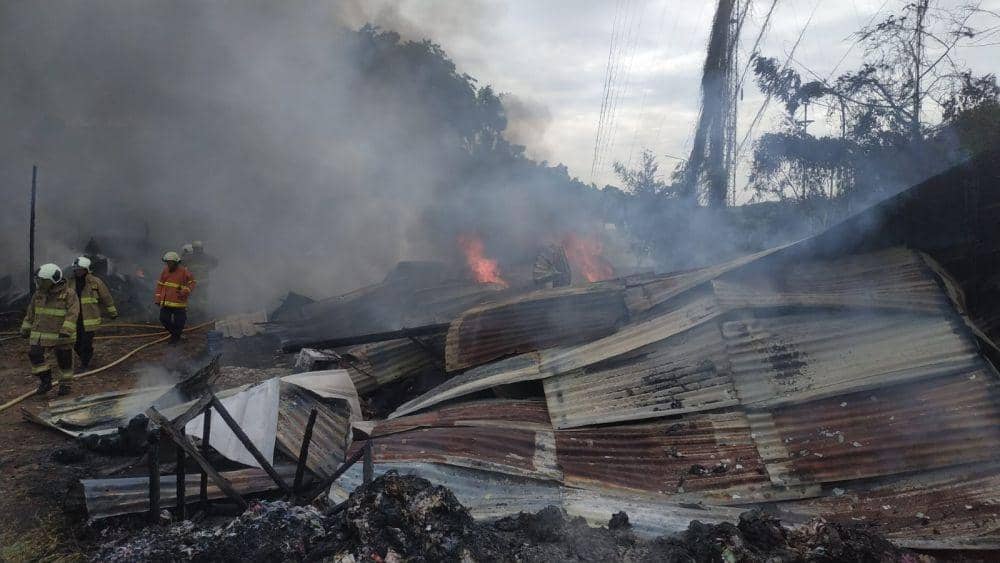 Pabrik penggilingan kapas di jalan Kesehatan, Gedong, Pasar Rebo, Jakarta Timur mengalami kebakaran pada Selasa (16/11/2021). (dok. Damkar DKI Jakarta)