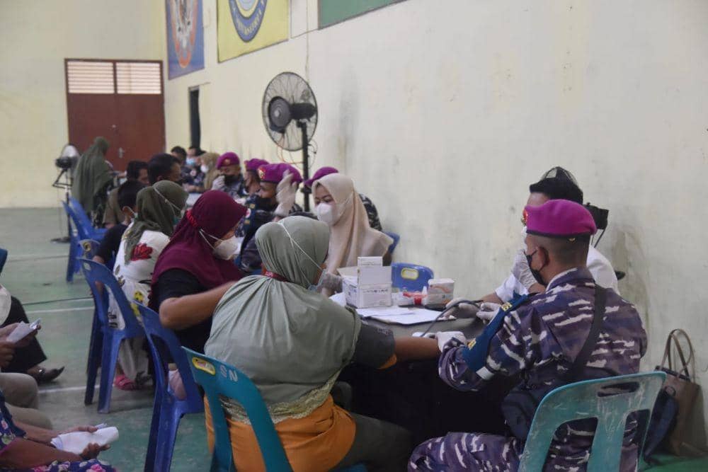 Pelaksanaan vaksinasi yang kembali digelar Yonif 8 Marinir, kepada warga dan pelajar di Kabupaten Langkat (IDN Times/ istimewa)
