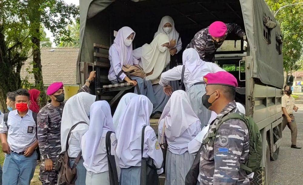 Bentuk pelayanan yang dilakukan personil kepada warga dan pelajar untuk mendapatkan vaksin dalam rangka HUT ke 76 Korps Marinir (IDN Times/ istimewa)