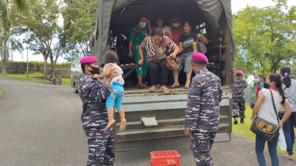 Bentuk pelayanan yang dilakukan personil kepada warga dan pelajar untuk mendapatkan vaksin dalam rangka HUT ke 76 Korps Marinir (IDN Times/ istimewa)