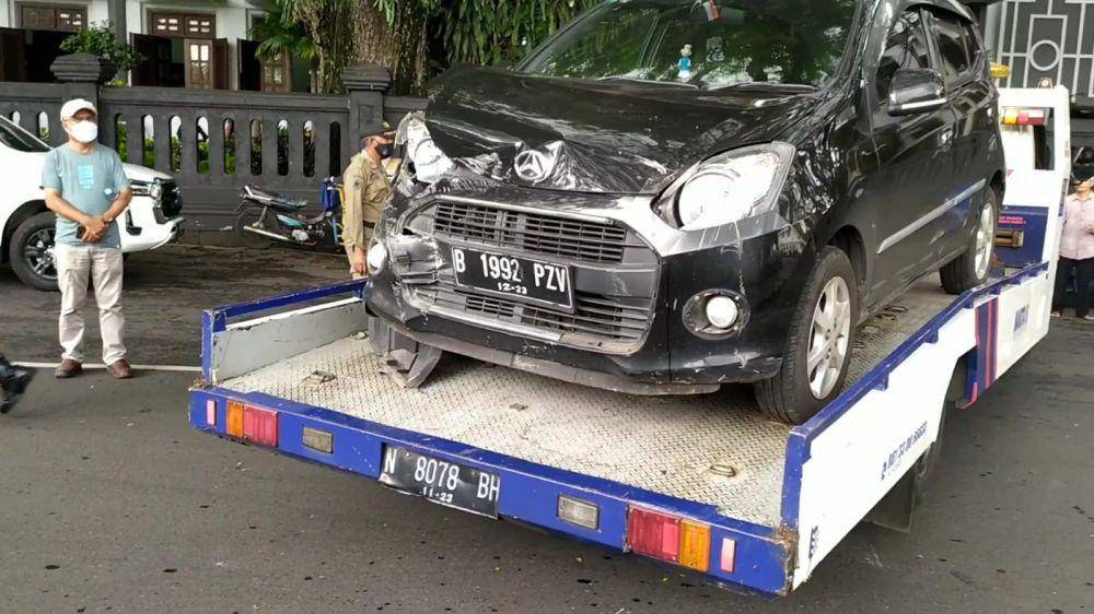 Mobil rusak pada bagian depan saat dibawa trul derek. IDN Times/Alfi Ramadana