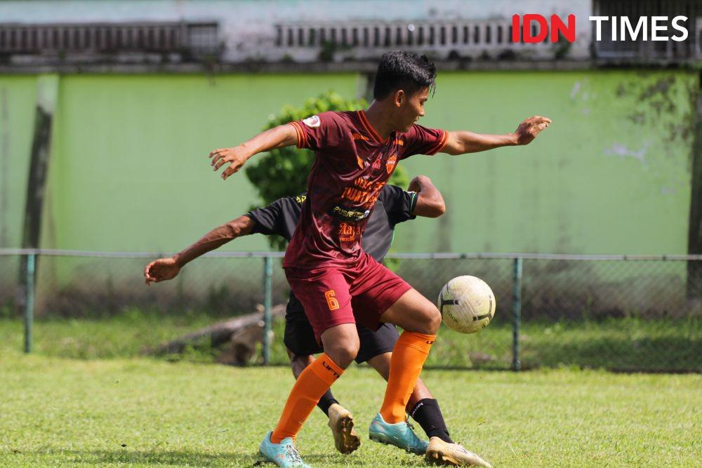 Pemain Bansar FC saat bertarung di Liga 3 2021 (IDN Times/Doni Hermawan)