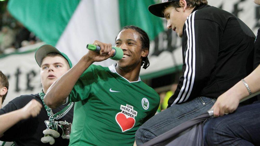 Caiuby melakukan selebrasi bersama suporter. (sportbuzzer.de)