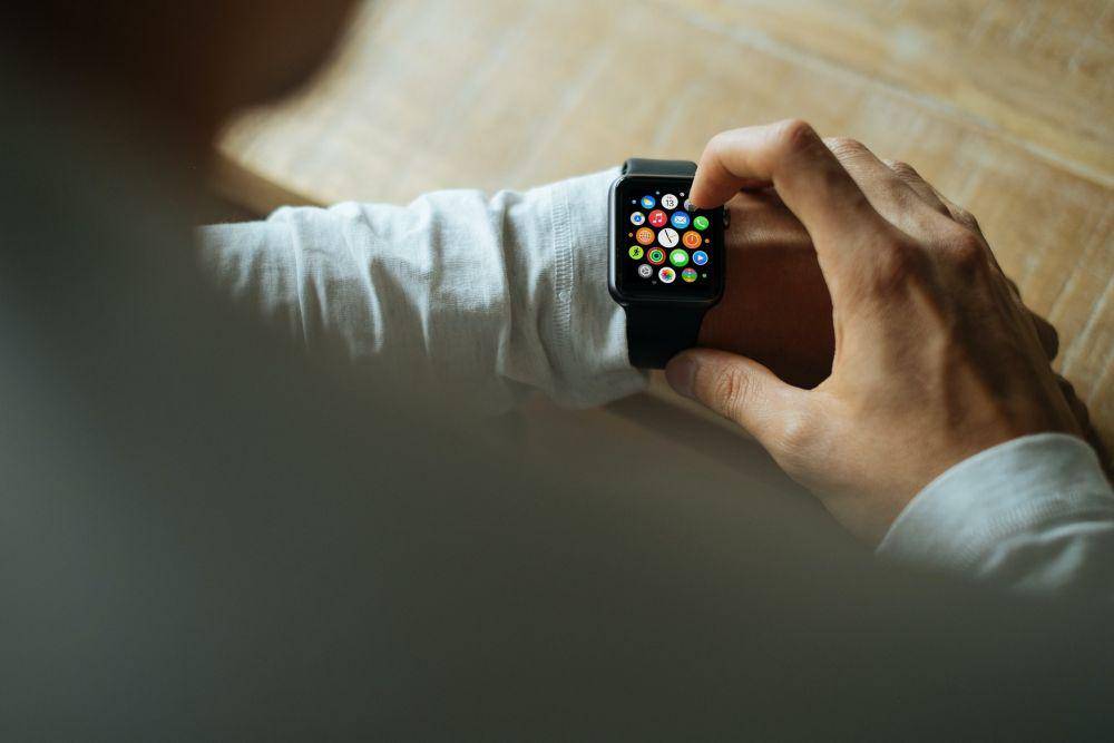ilustrasi smartwatch (unsplash.com/Luke Chesser)