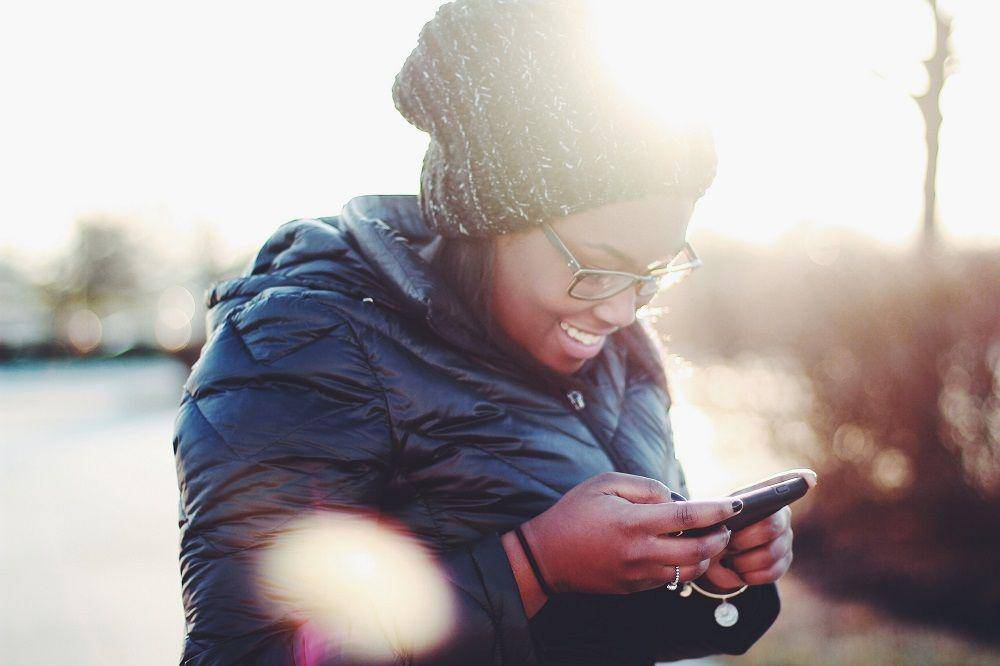 ilustrasi smartphone (unsplash.com/ Meghan Schiereck)
