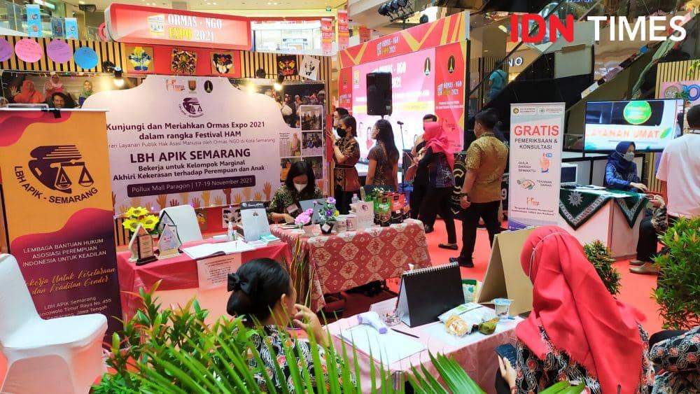 Suasana Ormas dan NGO Expo dalam rangkaian kegiatan Festival HAM 2021 di Mal Paragon Semarang. (IDN Times/Anggun Puspitoningrum)