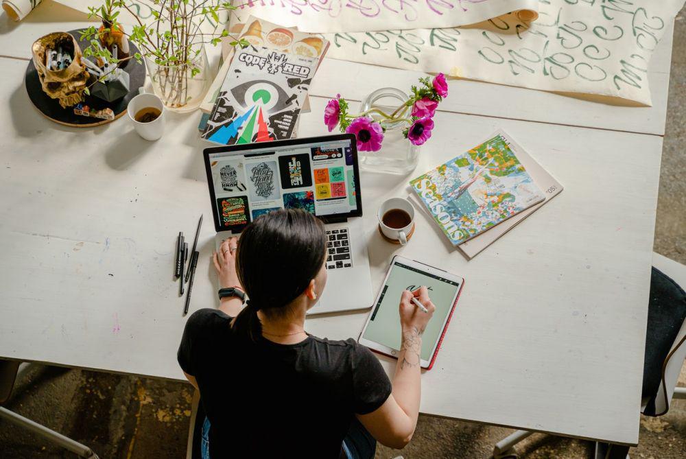 ilustrasi seseorang yang sedang bekerja (pexels.com/Anthony Shkraba)