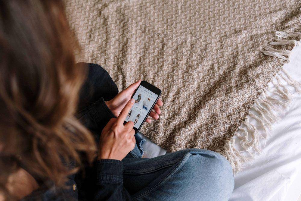 ilustrasi unfollow akun online shop (pexels.com/cottonbro)