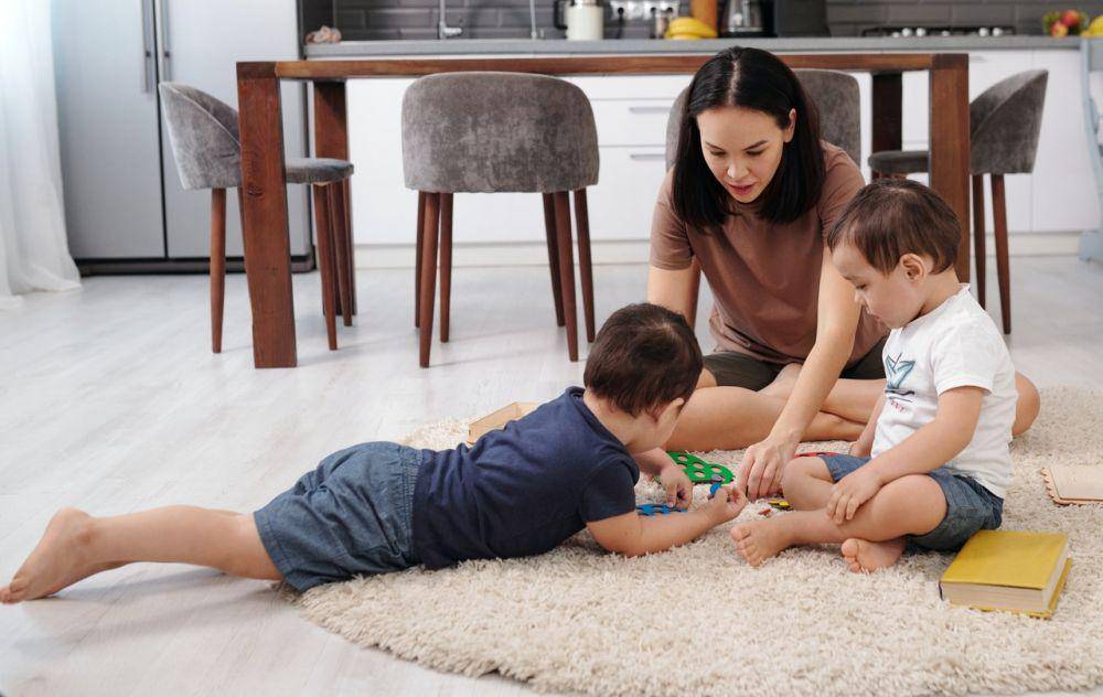 ilustrasi menemani anak-anak bermain (pexels.com/Jep Gambardella)