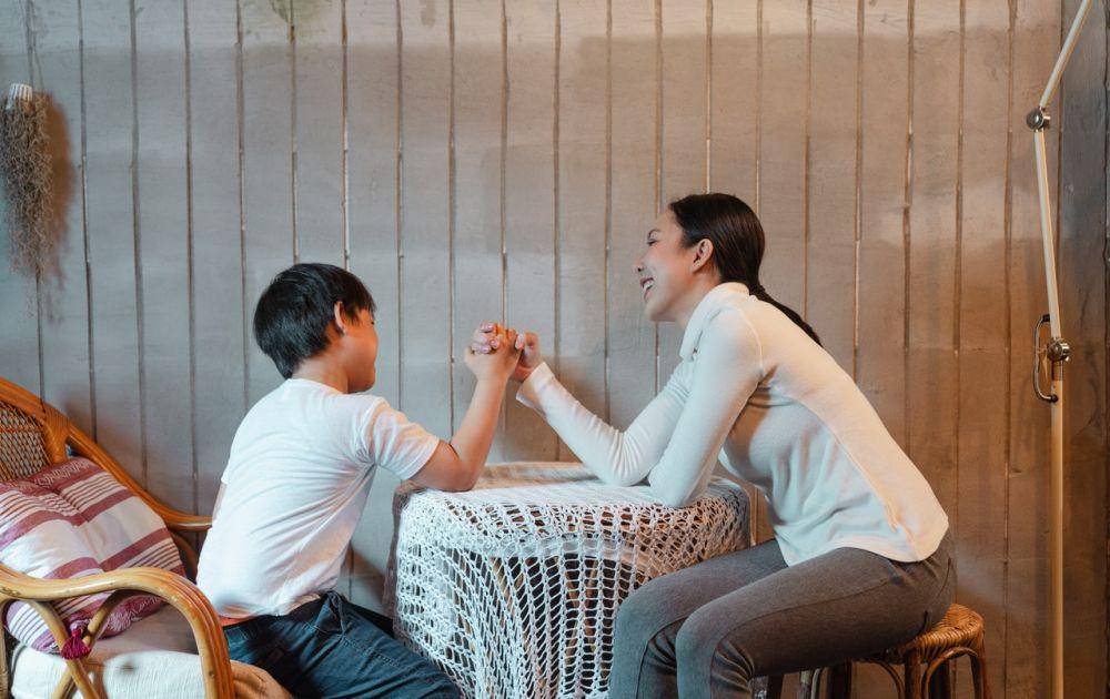 ilustrasi bermain bersama anak (pexels.com/Ketut Subiyanto)