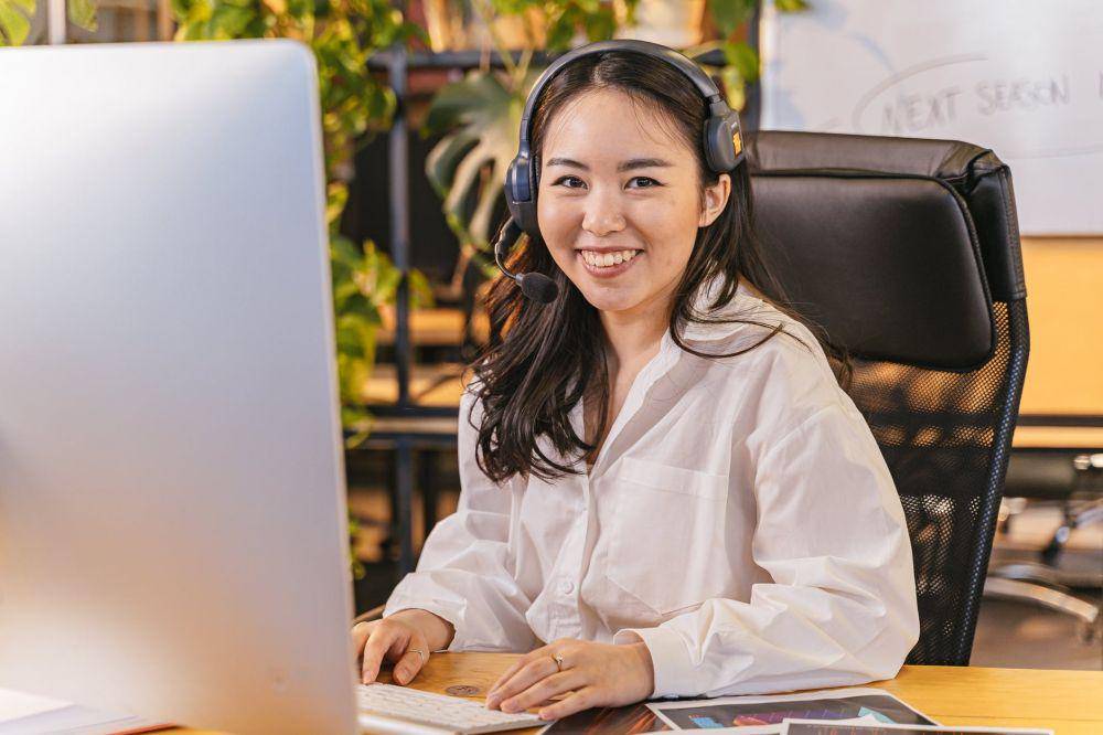 ilustrasi seorang wanita sedang tersenyum. (Pexels.com/Anthony Shkraba)