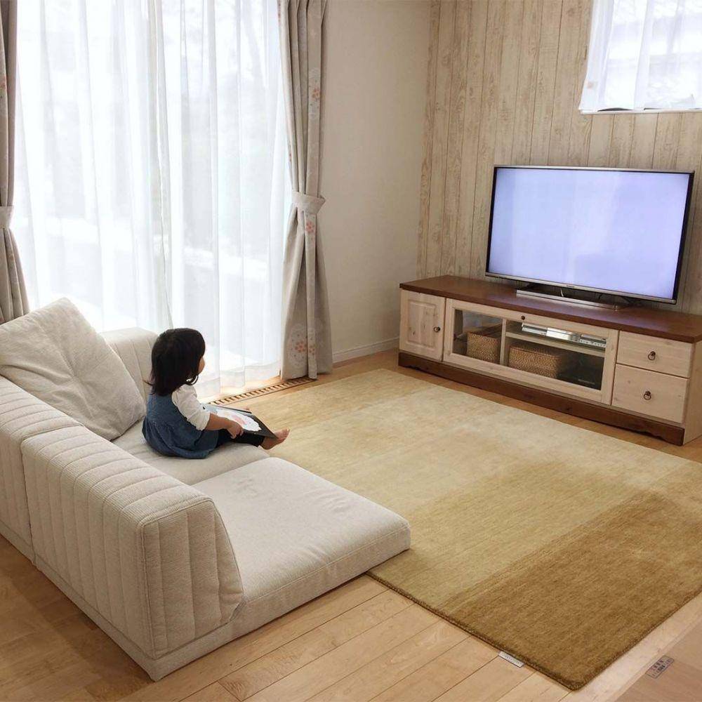 Ide ruang keluarga dengan TV (harem-shop.com)