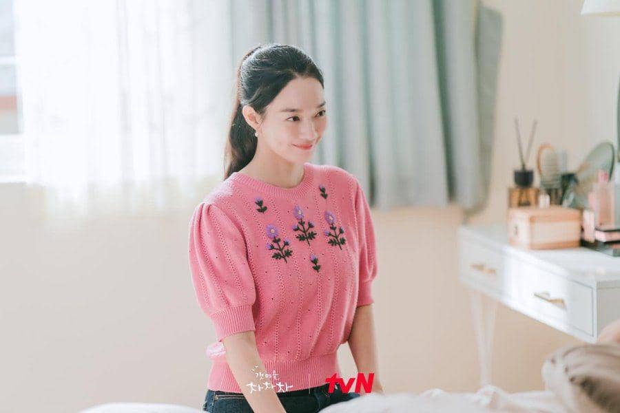 Shin Min Ah sebagai Yoon Hye Jin di Hometown Cha-Cha-Cha (dok. tvN/Hometown Cha-Cha-Cha)