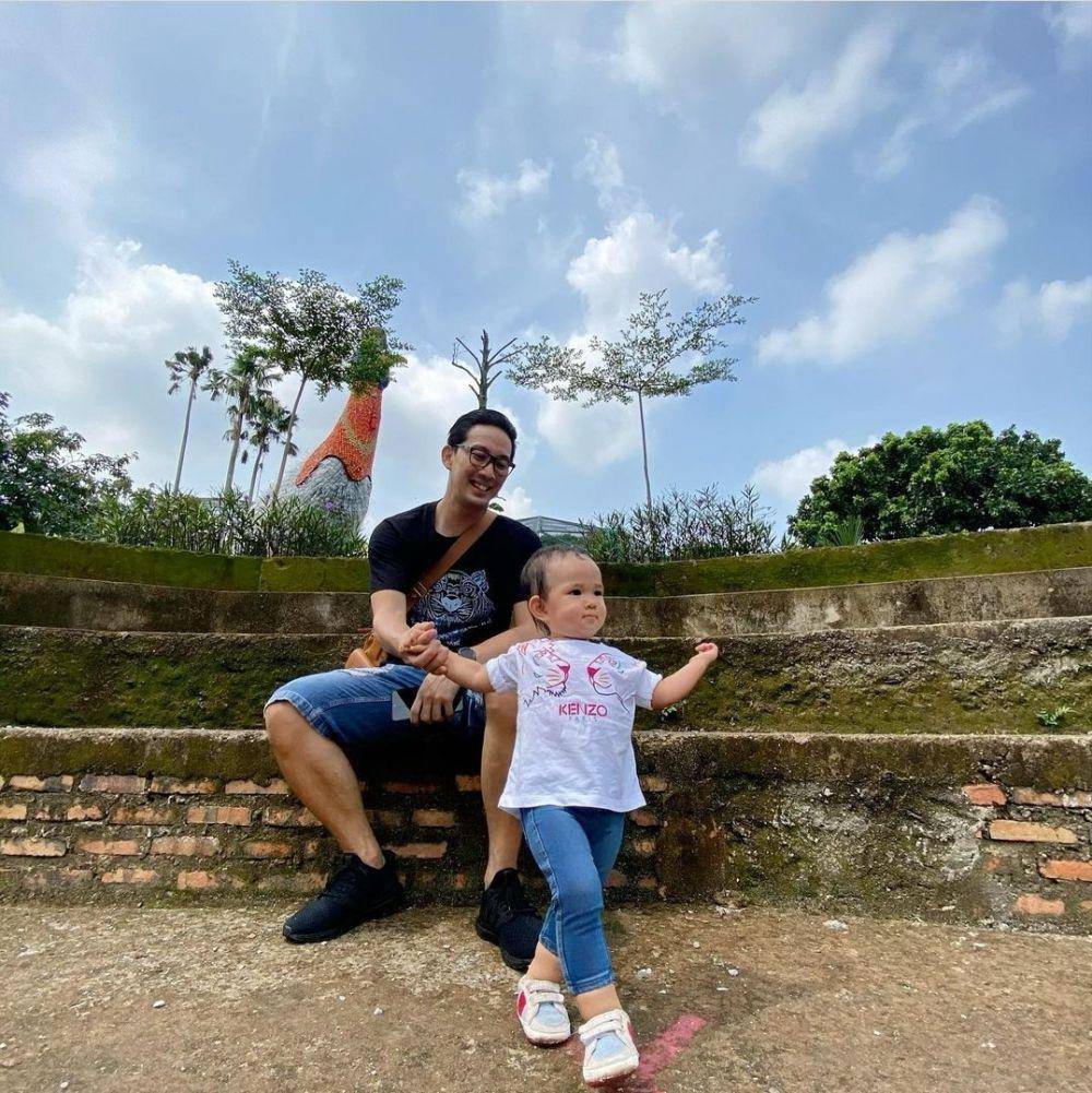 Ariella saat bermain dengan sang papa. (instagram.com/ariellalenorawiguna)