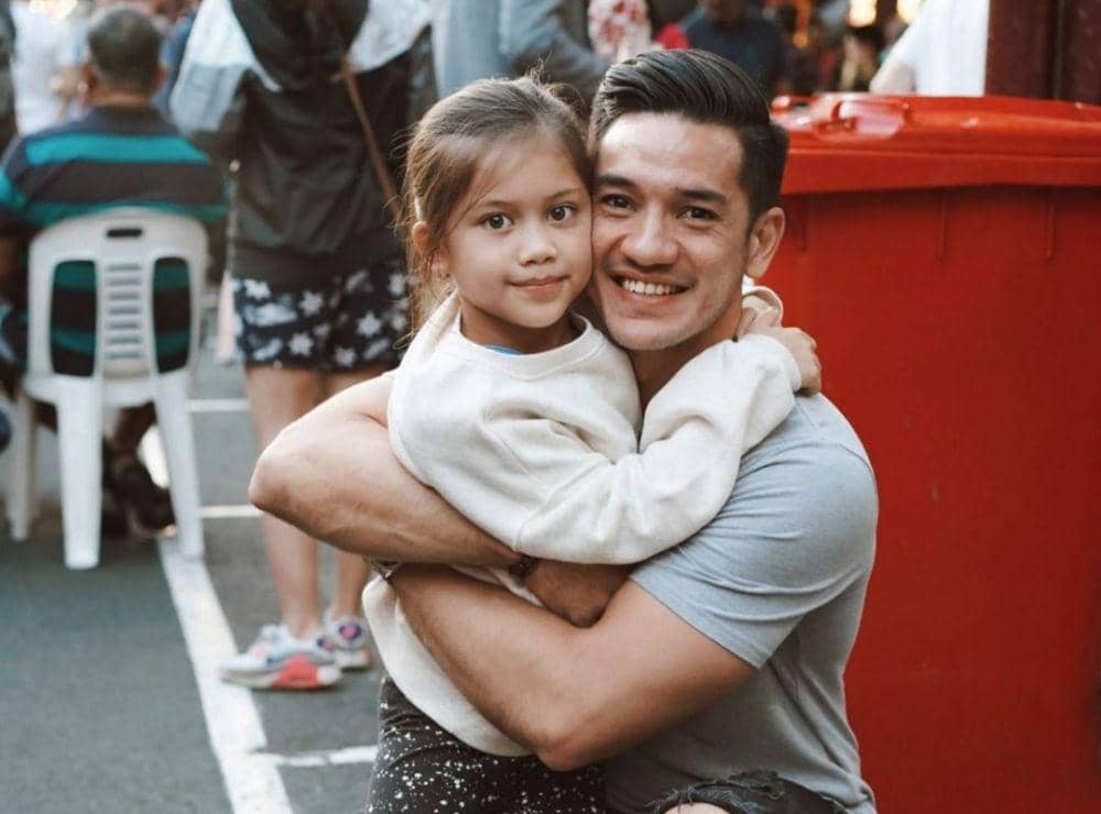 9 Potret Sarah yang Manja di Pelukan Andrew White, Putri Kesayangan!