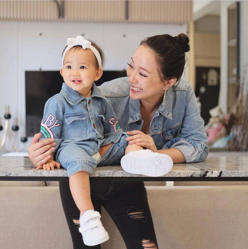 Ariella tampil kompak dengan mama tercinta. (instagram.com/yuanitachrist)