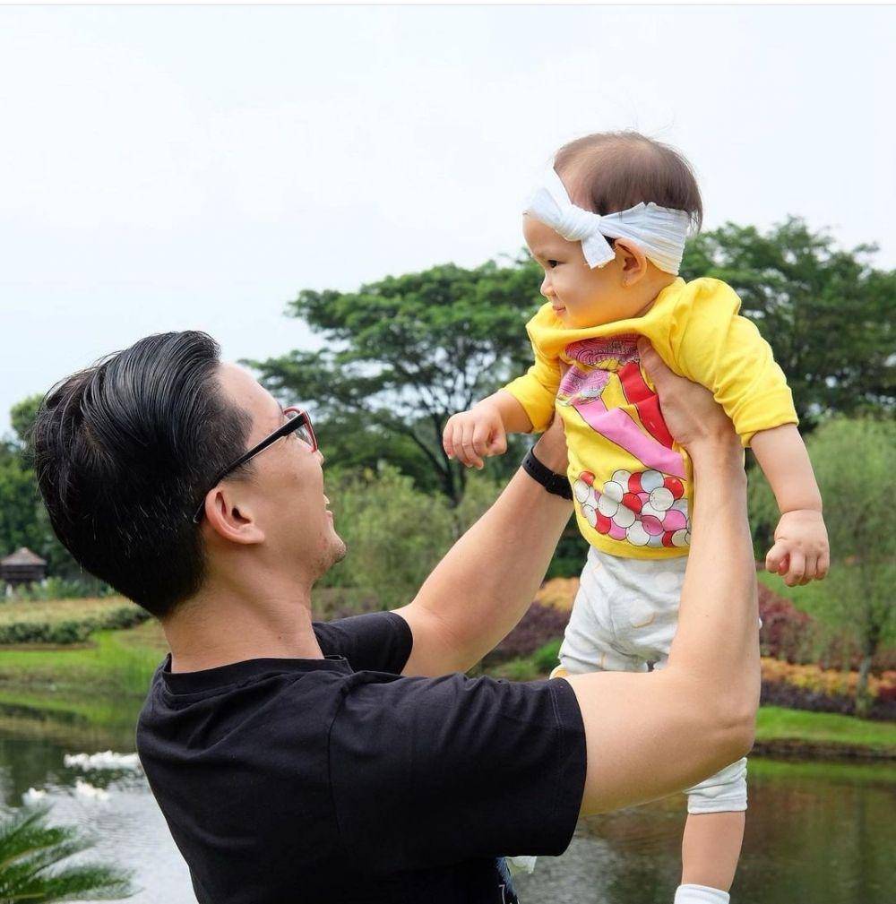 Ariella saat bermain dengan sang papa. (instagram.com/ariellalenorawiguna)